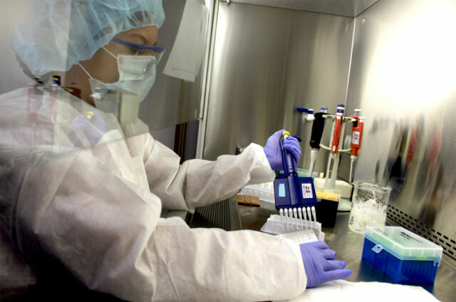 https://santemedicals.com/wp-content/uploads/2021/03/SDD-2632B.jpg Image: chercheur URI tout en travaillant sur le développement de tests pour COVID-19 (Photo de Patrick Luce)