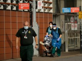 Les employés de l'hôpital ont conduit un patient devant le Royal London Hospital de Londres ce mois-ci. Dunham / Associated Press