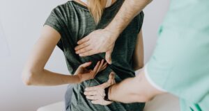 physiothérapeute est entraine de manipuler le dos