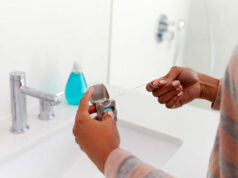 Pourquoi vos gencives saignent lorsque vous utilisez la soie dentaire