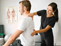 7 étapes indispensables pour une kinésithérapie efficace après une chirurgie du cancer Kinésithérapie après une chirurgie du cancer : patient effectuant des exercices de rééducation avec un kinésithérapeute